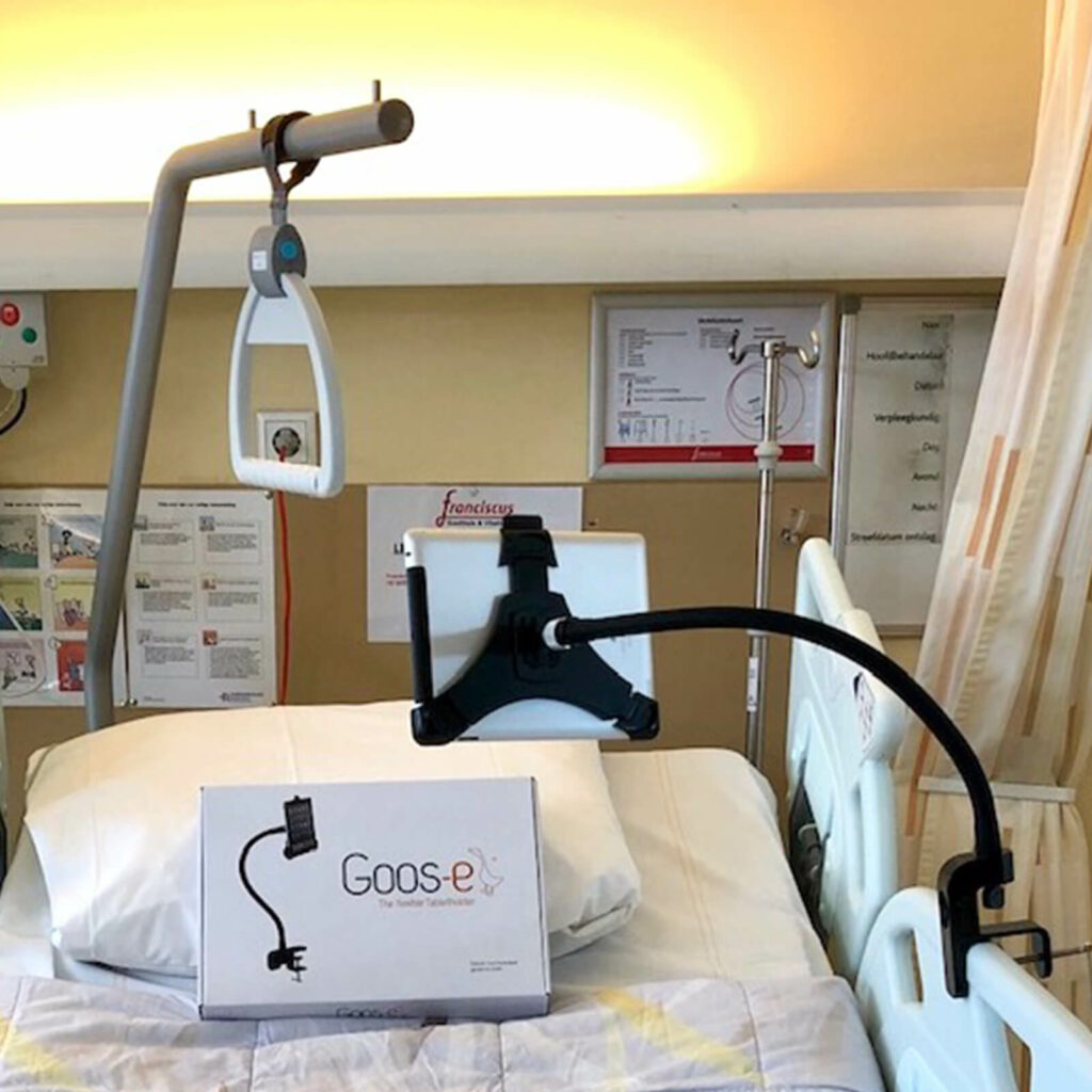 iPad in de zorg of ziekenhuis tablet houder aan bed GOOS-E