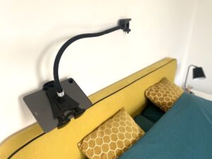 Tablet houder muur boven bed weggedraaid GOOS-E®