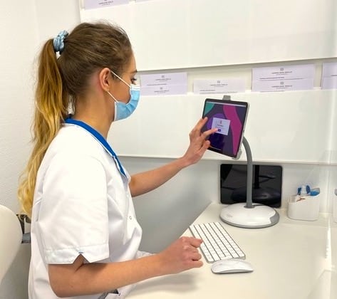 Tablet-houder-iPad-bureau-tafel-zorg-GOOS-E