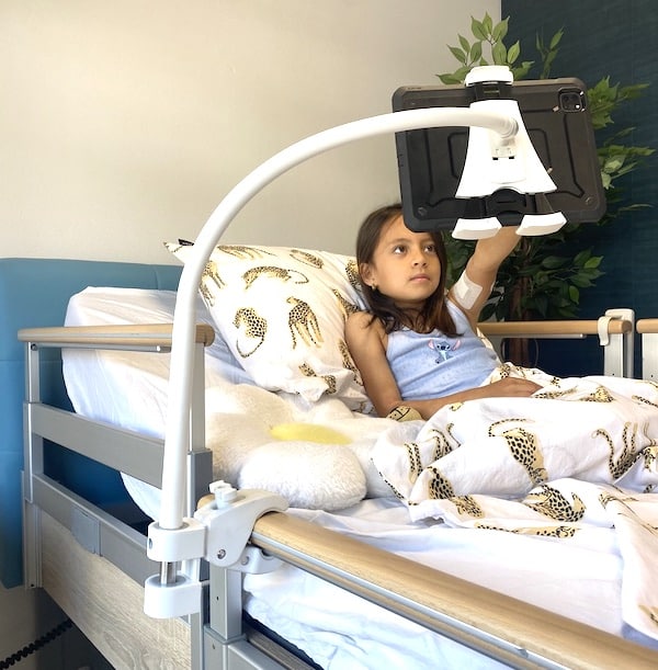 Tablet-houder-zorg-bed-draaibaar-met-insteek-zwenkarm-GOOS-E