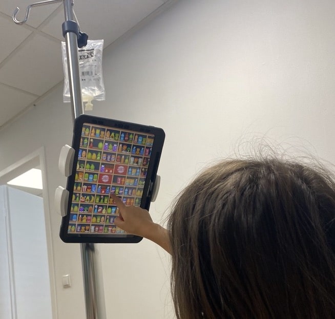iPad-aan-infuuspaal-spelletje-spelen-GOOS-E
